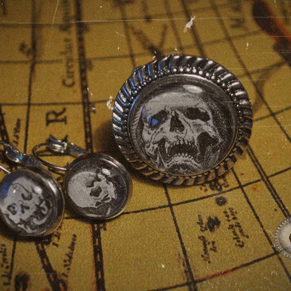 HANDMADE Memento Mori set in silver-tone metal - Picture 6 of 6